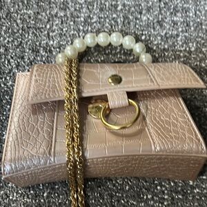 Elegant Beige Croc-Embossed Handbag with Gold Chain